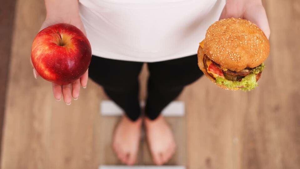 Один из способов быстро похудеть — изменить привычки питания. 
